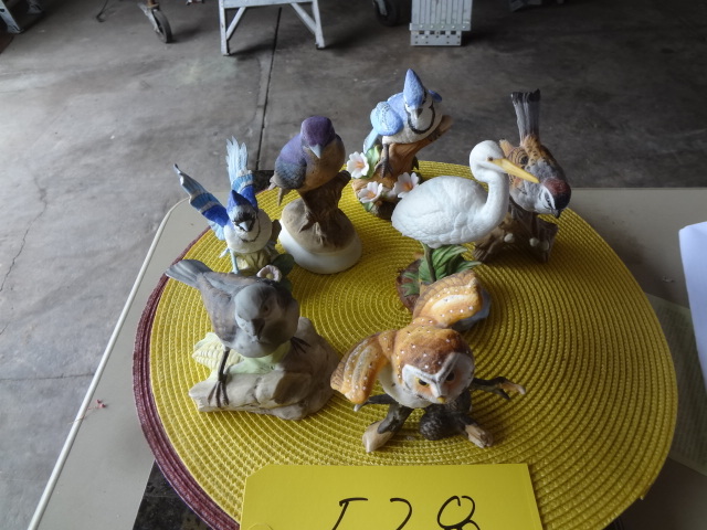 lot 528 image: Lefton Porcelain Birds