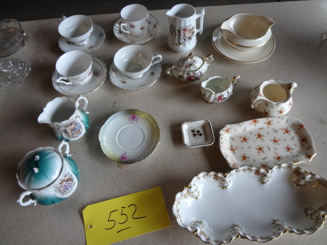 lot 552 image: Porcelain Pieces
