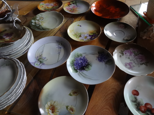 lot 555 image: Small Porcelain Plates, Metal serving things
