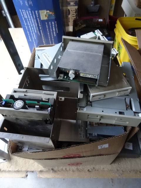 lot 4 image: 2 Boxes of 3-12 floppy drives