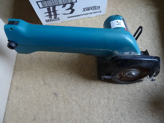 lot 24 image: Makita 3-38 cordless Circular saw