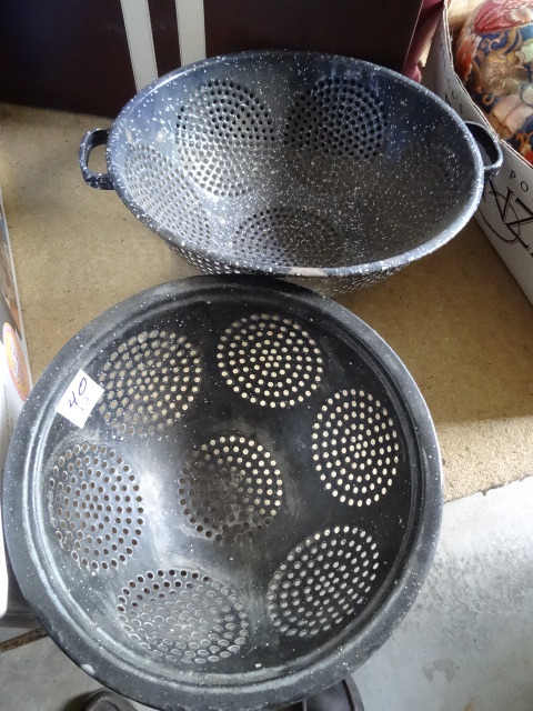 lot 40 image: 2 Colanders