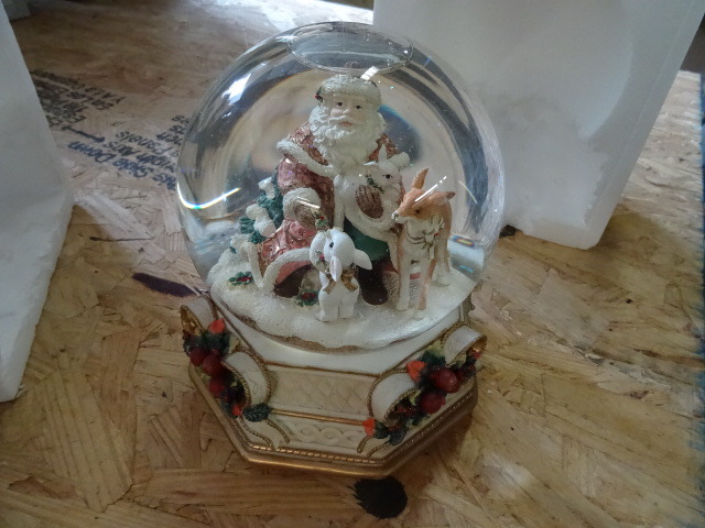 lot 90 image: Large Musical Santa Snow Globe (Fitz and Floyd)