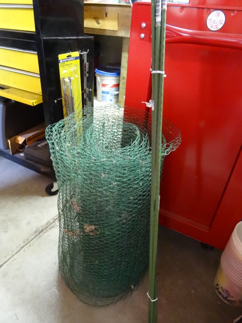 lot 106 image: Compost Fence With Stakes