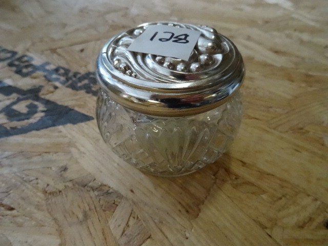 lot 128 image: Vintage 1973 Avon Rich Moisture Cream Vanity Jar Diamond Cut Silver Lid