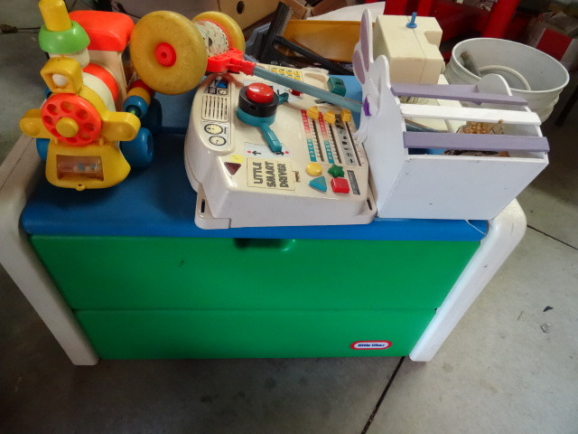 lot 139 image: Little Tyke Toy Box