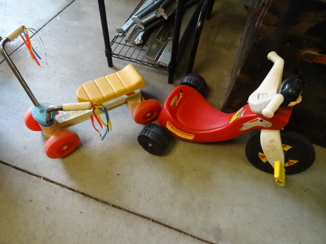 lot 141 image: 2 child riding toys