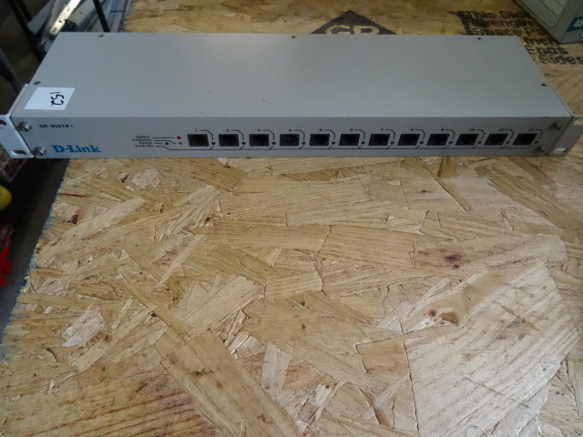 lot 152 image: D-Link DE-812TP 12port 1U 10Mbit Twisted Pair Hub