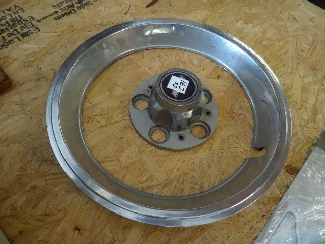 lot 162 image: Chevrolet Hub Cover wWheel Ring