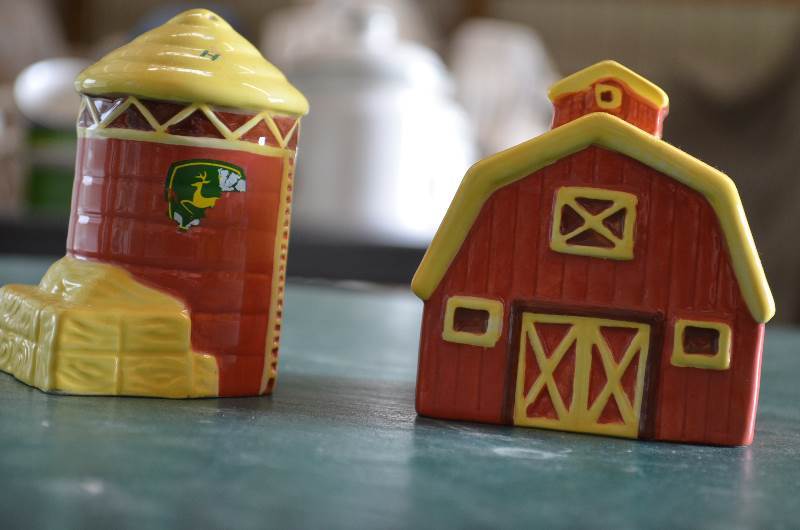 John Deere Barn SaltPepper