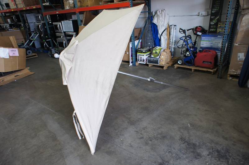 lot 22 image: Patio Umbrella