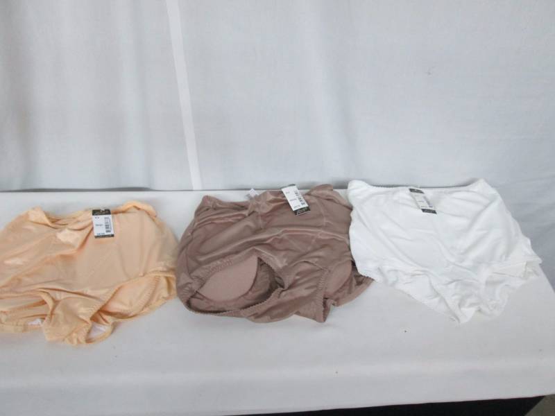 lot 102 image: 3 - Padded Shaper Panty