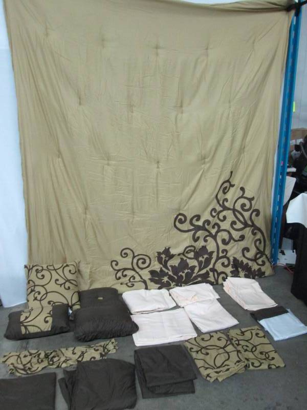 lot 72 image: Alcove Ella 30-pc. Bedroom Super Set - Queen