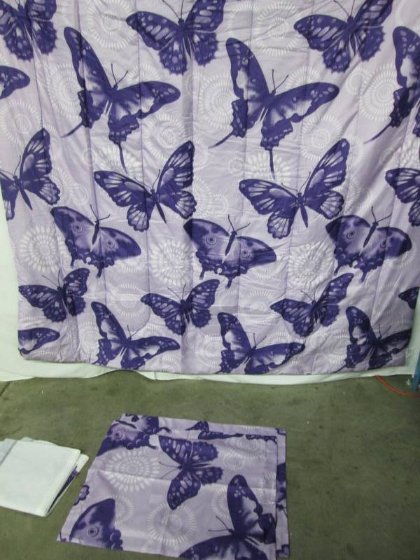 lot 75 image: Alcove Flutter Comforter Set - Full