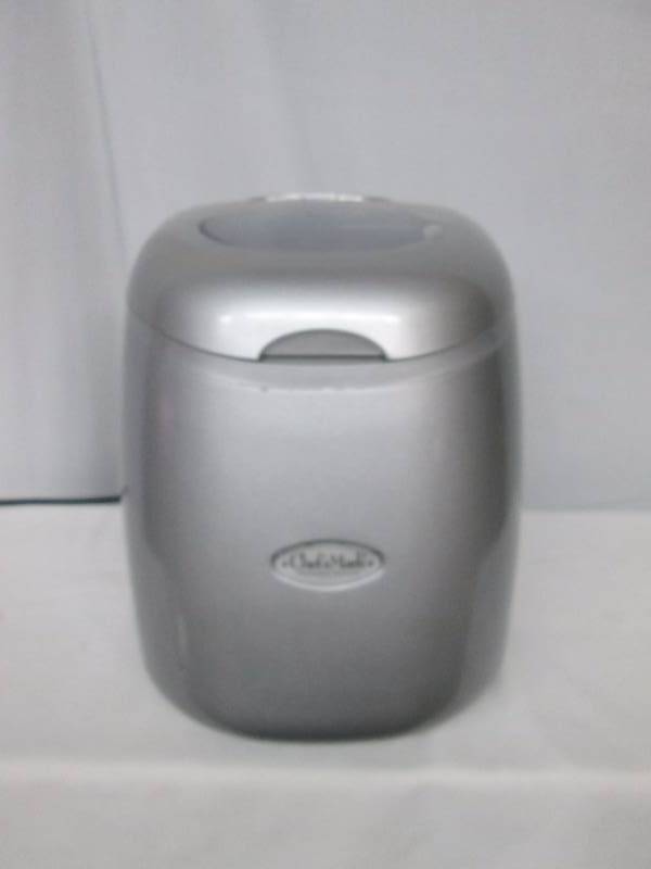 lot 63 image: Chefs Mark Countertop Ice Cube Maker