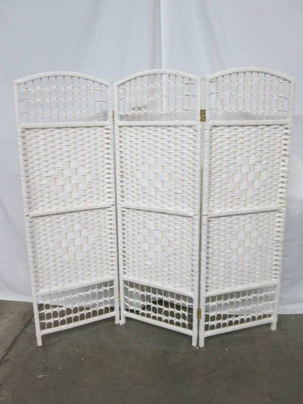 lot 42 image: 4 Fiber Weave 3-Panel Room Divider