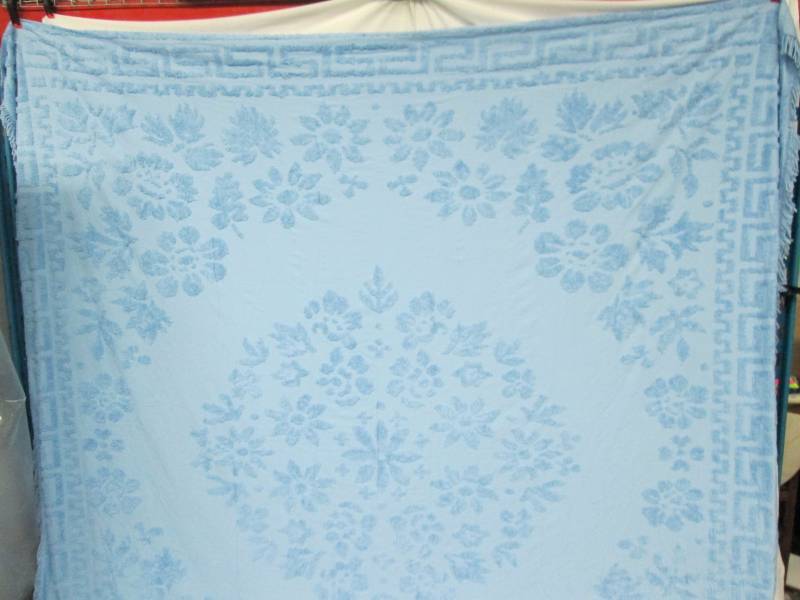 lot 52 image: Sabrina Chenille Bedspread Set - King