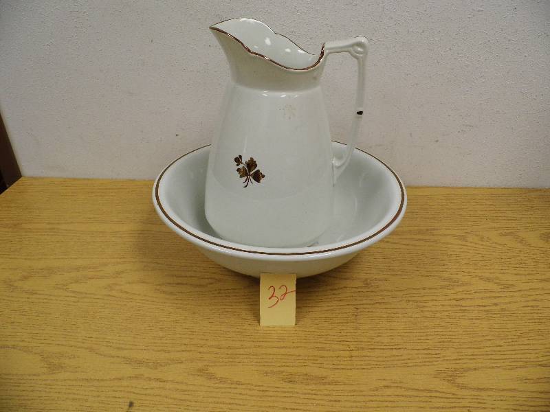 lot 32 image: Pitcher w Basin