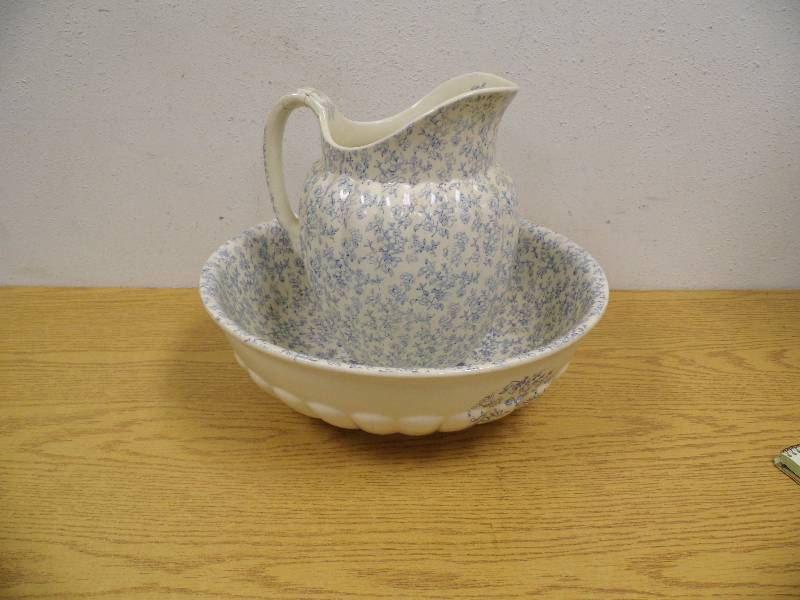 lot 33 image: Pitcher w Basin
