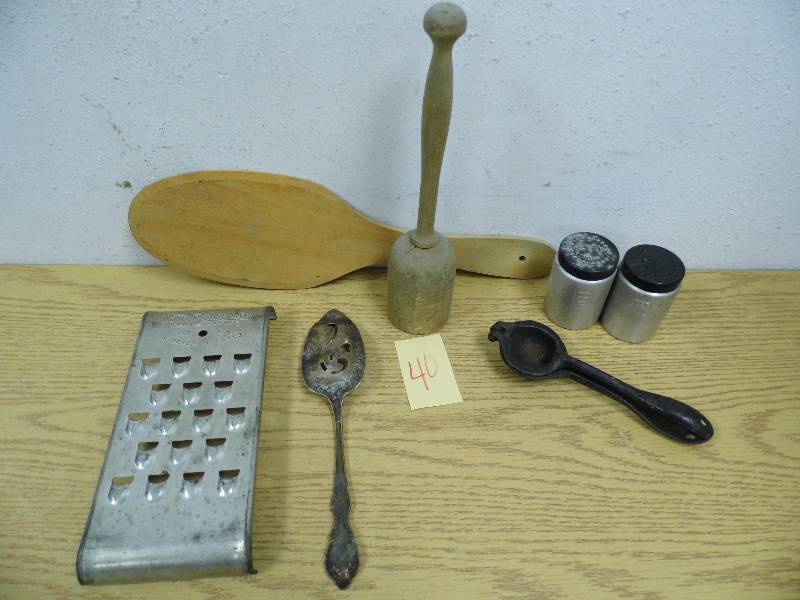 lot 40 image: Vintage Kitchen Items