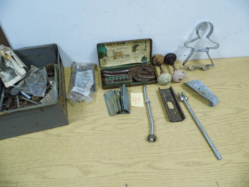 lot 44 image: Vintage Hardware