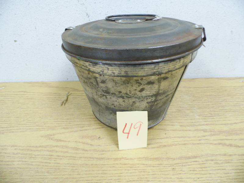 lot 49 image: Vintage Unique Baking Pan or Jello Mold