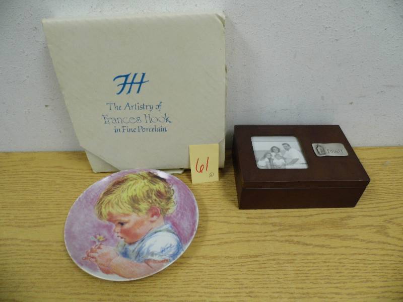 lot 61 image: Baby Blossums Plate, Family Keepsake Box