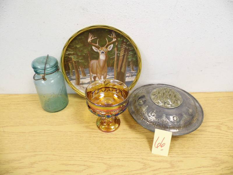 lot 66 image: Vintage Floral Display w Frog