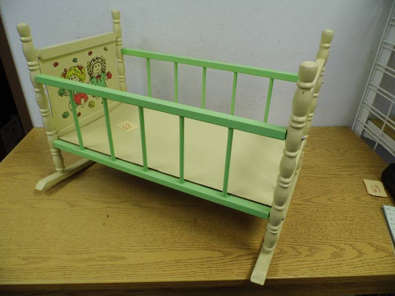 lot 68 image: Cabbage Patch Crib w Plush