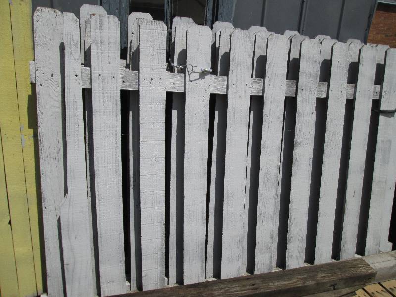 4 sections of fence, 5 foot 3 inche...
