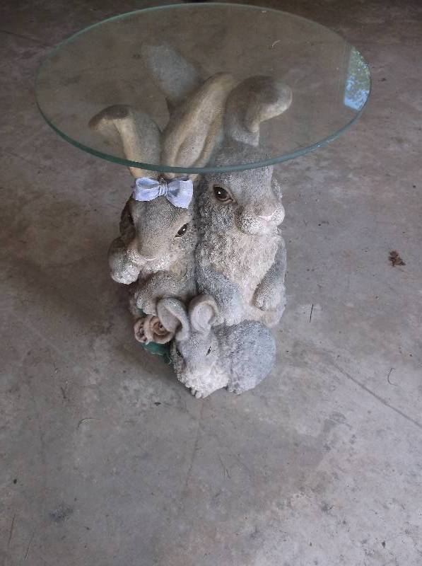 lot 23 image: End Table