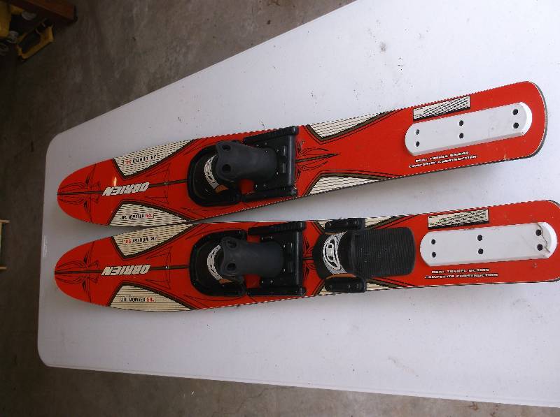 lot 30 image: Skis
