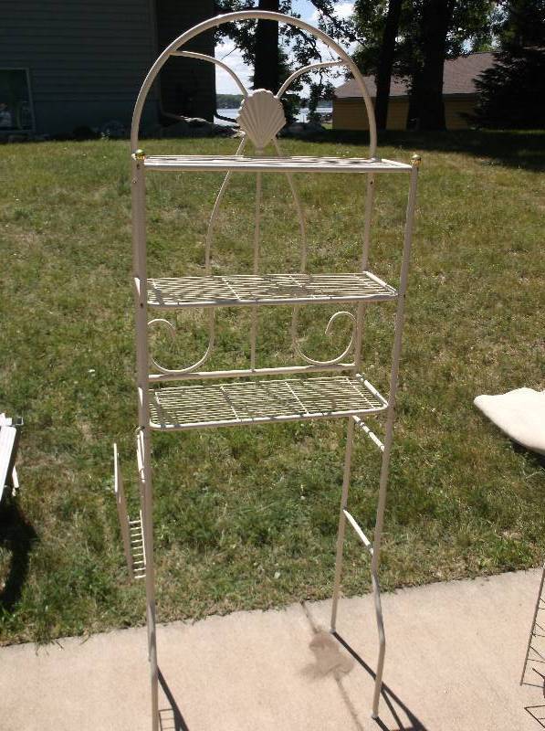 lot 92 image: Bathroom Rack