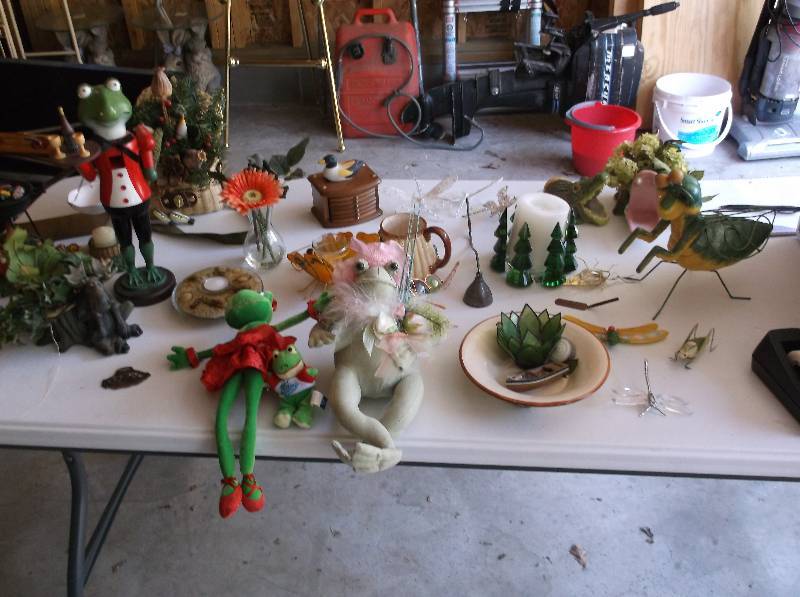 lot 97 image: Knick Knacks