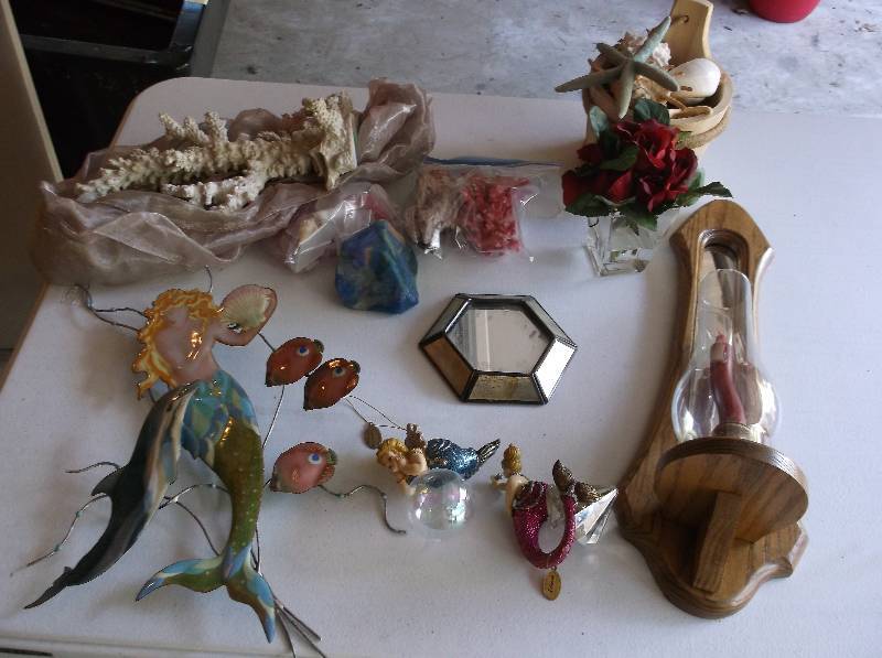 lot 105 image: Decor