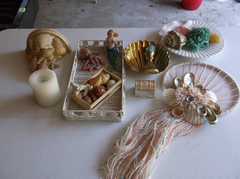 lot 107 image: Decor