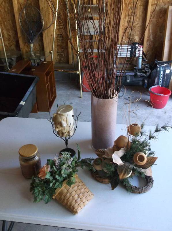 lot 119 image: Decor