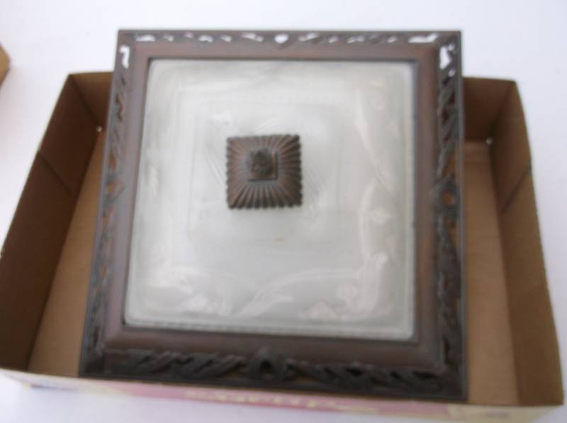 lot 186 image: Light fixture