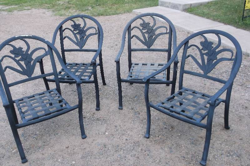 lot 214 image: Furniture