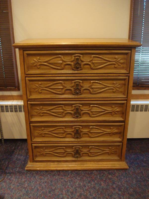 lot 1 image: Bassett Furniture Co.Dresser, Good Condition