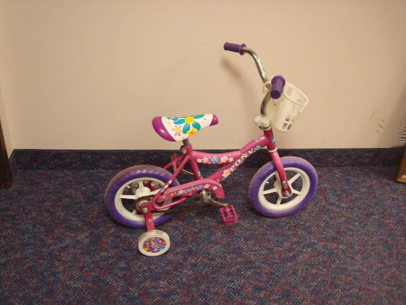 lot 15 image: Kids Bike With Training Wheels, Unused