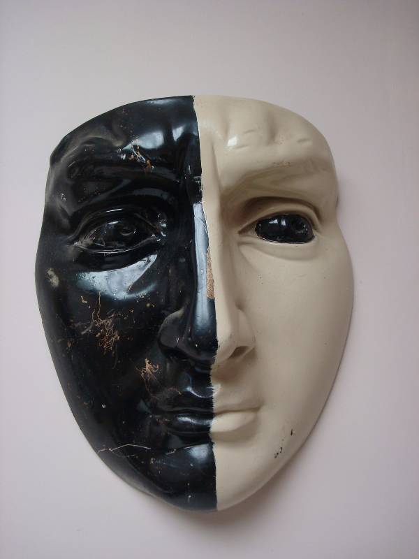 lot 36 image: Large Hanging Face Mask Decor, Some Wear