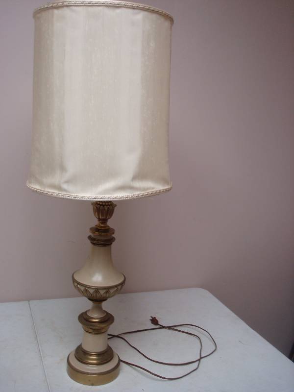 lot 38 image: Lamp, Untested