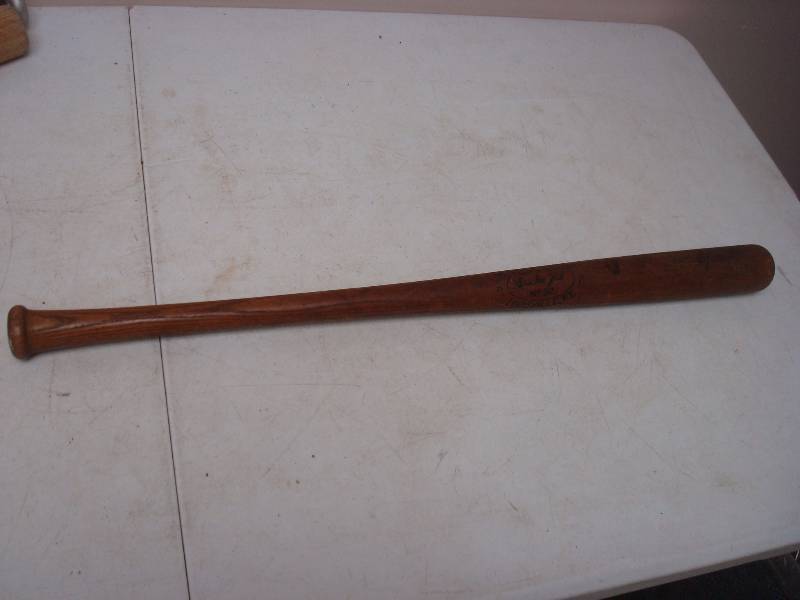 lot 60 image: Hillerich And Bradsby Cracker Jack no2 Special Bat