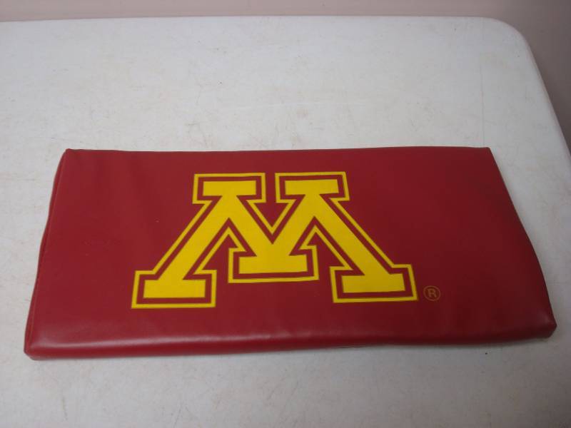 lot 99 image: Minnesota Gophers Seat Cushion
