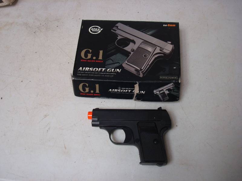lot 101 image: Metal Airsoft Gun, Works Good, Shoots Plastic BBs