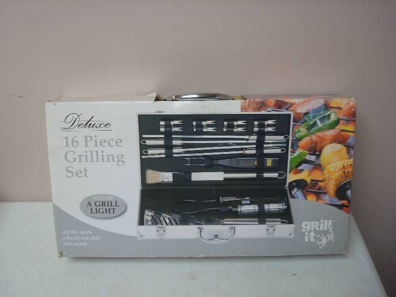 lot 105 image: Grilling Set, New Unused, Has Light