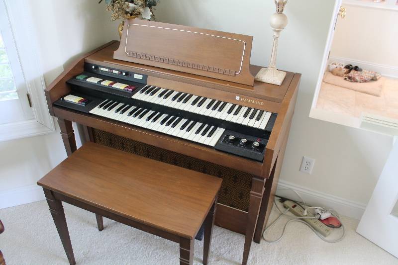 lot 2 image: Hammond Electric Organ wBench & Music Holder 44 x 24 x 36.