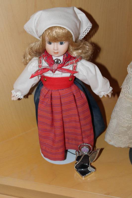lot 43 image: Swedish Childs Doll wDress & Bonnet Sweden- Dalarna Rattuik.