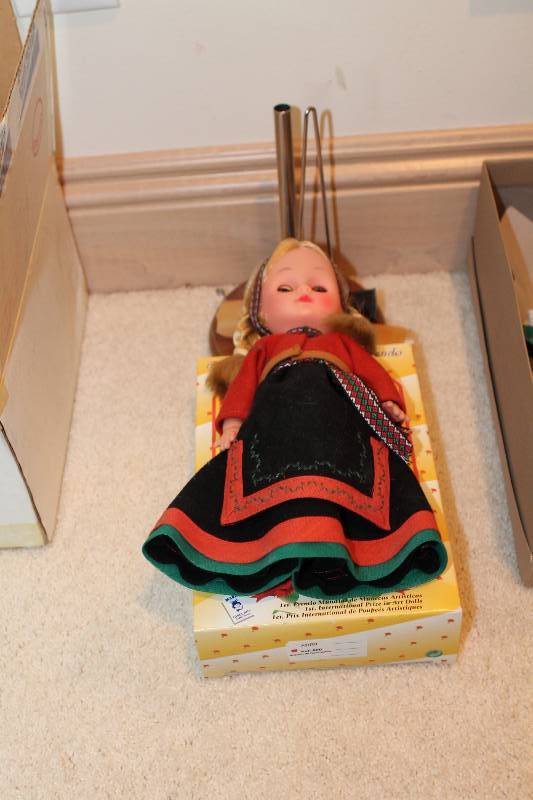 lot 39 image: Lot of (2) Collectible Dolls Including Munecas espanolas para el mundo Cloth Doll One Doll Is Broken.